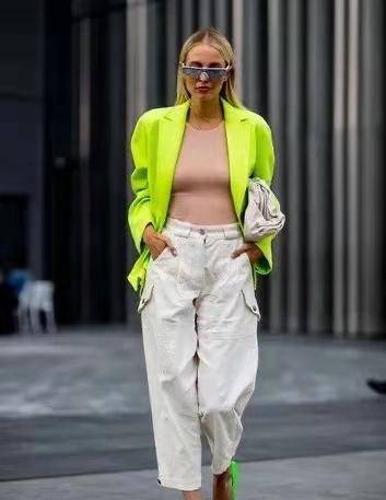 荧光 好莱坞华裔演员白灵晒照!59岁穿露脐装秀身材,“拖把头”吸睛