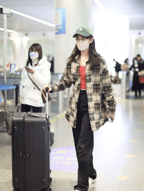 饱和度 张小斐这气质简直绝了！穿红配绿不仅不显俗气，反倒高级又时髦