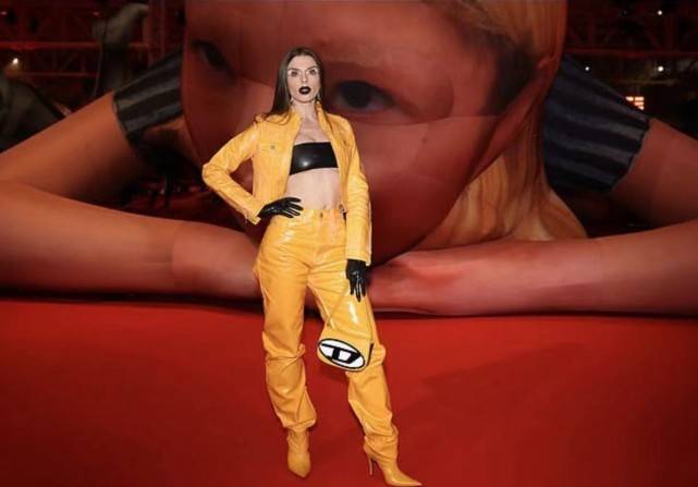 卡戴珊 坎爷前任与卡戴珊同台！柳烟橙皮衣+猫女妆超吸睛，身材比金姐好