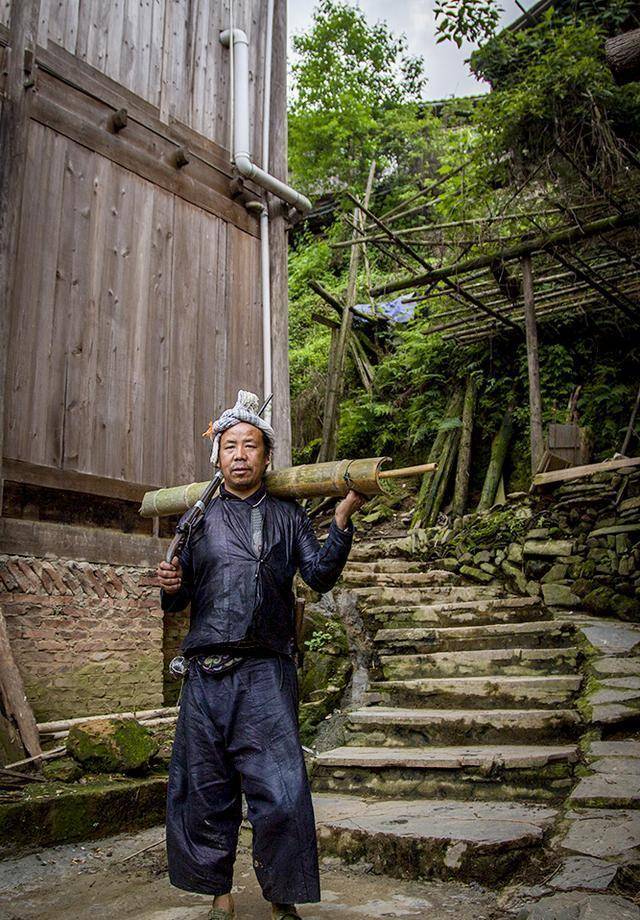 很显然岜沙人是一个能歌善舞的民族,客人到来之时,大家一起吹吹打打!