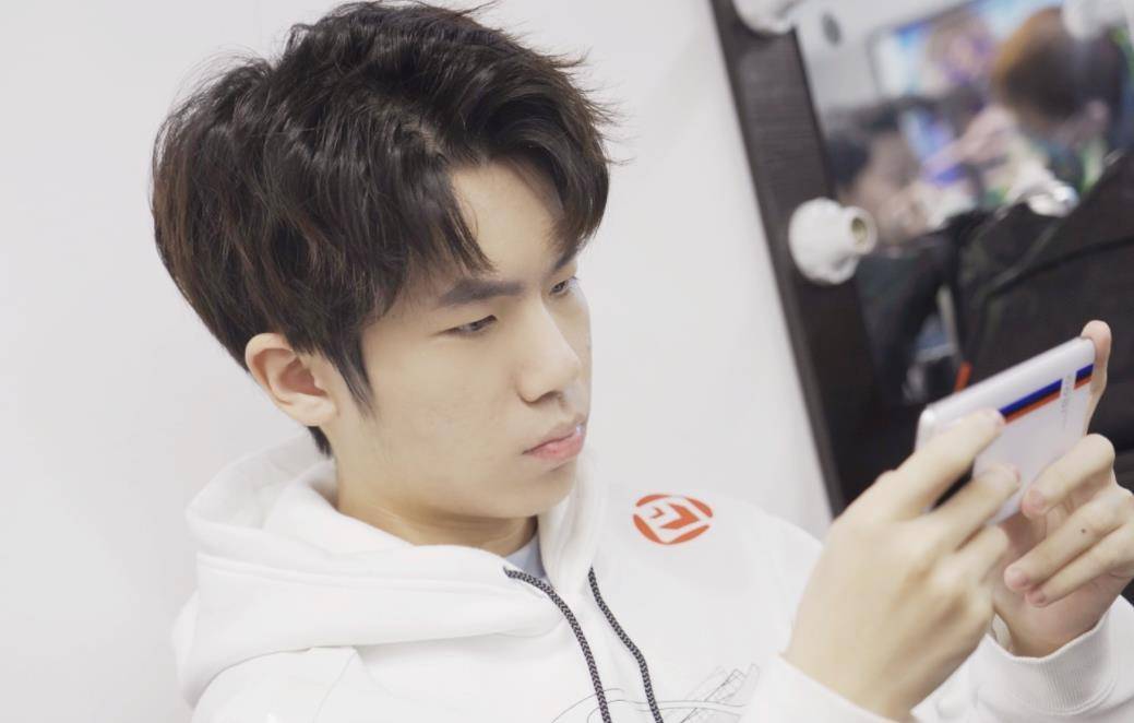 estar差点被xyg掀翻,sk被粉丝搞破防:别磨磨叽叽,不爱看就别看_比赛