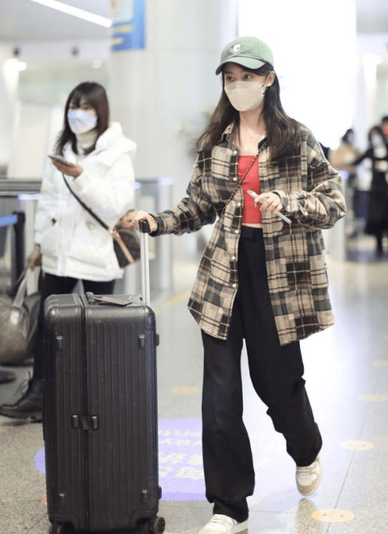 饱和度 张小斐这气质简直绝了！穿红配绿不仅不显俗气，反倒高级又时髦