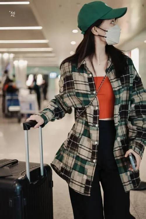 饱和度 张小斐这气质简直绝了！穿红配绿不仅不显俗气，反倒高级又时髦