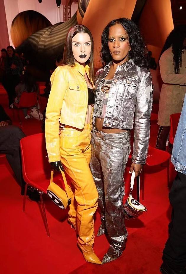 卡戴珊 坎爷前任与卡戴珊同台！柳烟橙皮衣+猫女妆超吸睛，身材比金姐好