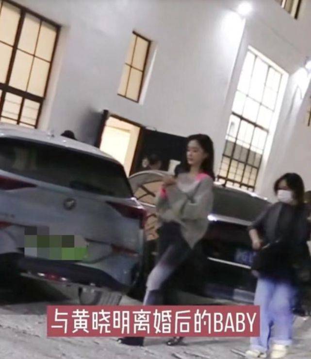 电影|baby离婚后忙带娃，陪小海绵看电影买零食，跟黄晓明依旧默契