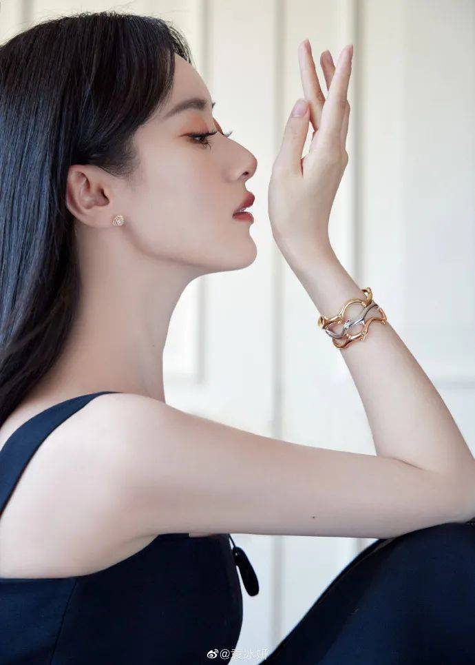 原创美女袁冰妍穿吊带衣裙超惊艳雪肤玉貌太性感撩人