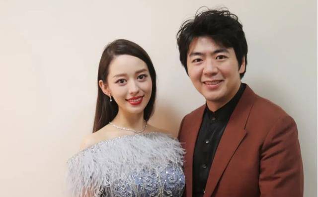 小孩子吉娜怀孕7月不显怀，小孩子练天鹅颈！别推广身材焦虑，做个人吧