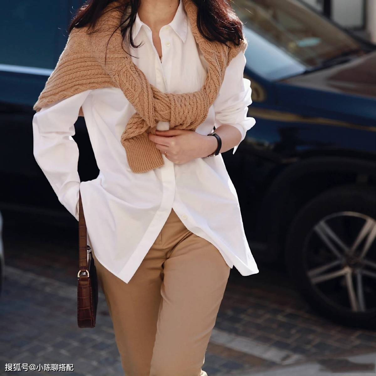 层次 贵气有质感的“卡其神裤”,优雅女人这样穿,比小白裤更高级