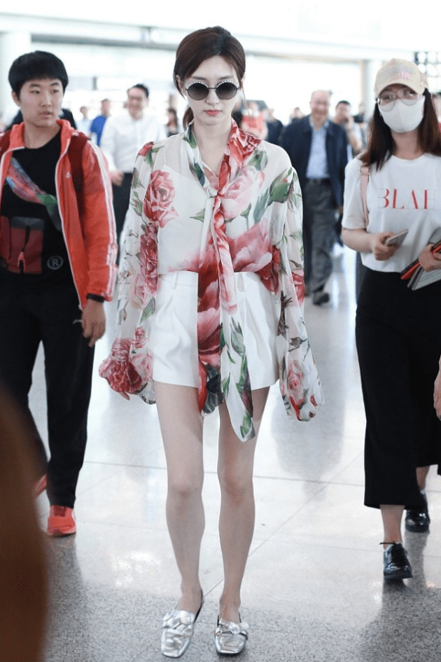 江疏影 江疏影的时尚感跟别人真不一样，穿衬衫都大红大绿又大花，好张扬