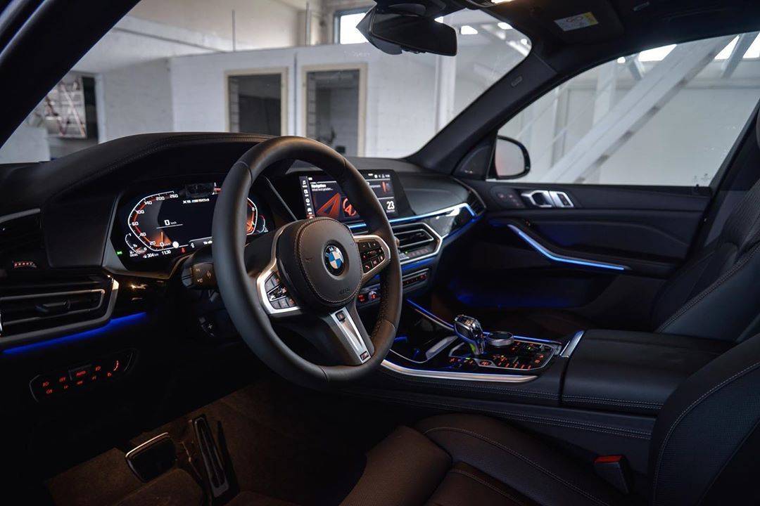 原创新款宝马x5实拍黑武士涂装空气悬挂四驱堪称公路霸主