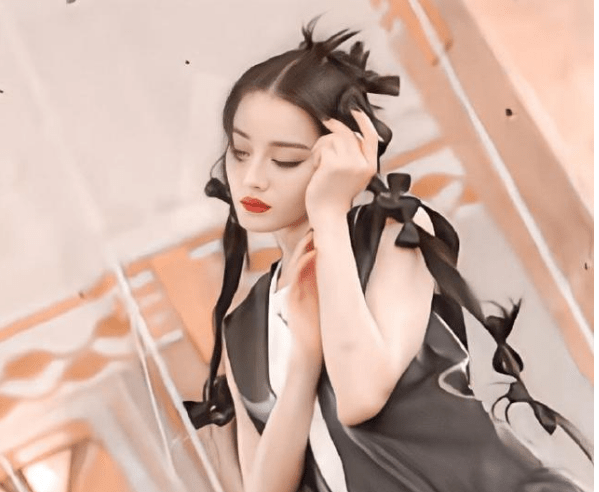 迪丽热巴新尝试的两个造型一个如氧气美女一个似猫系女神