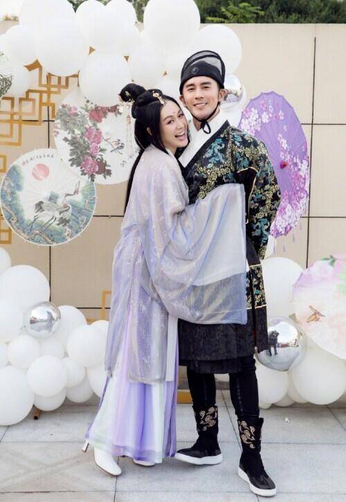 亲友钟丽缇办汉服主题派对庆49岁生日 穿烟紫色纱裙飘逸优雅