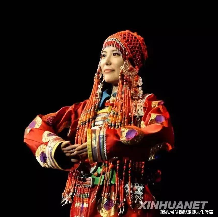蒙古族姑娘,竟然个个都是"土豪"_头饰_珊瑚_穗子