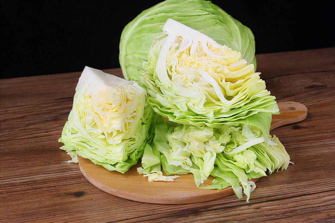 原创买包菜松散和紧实挑哪种老菜农说漏嘴弄清楚了再买