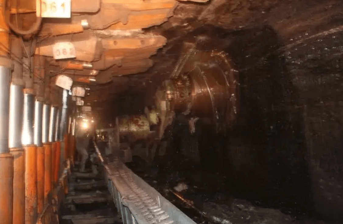 贵州一煤矿顶板垮塌!14人被困仍生死未卜,事故发生如何自救呢?_贵州一