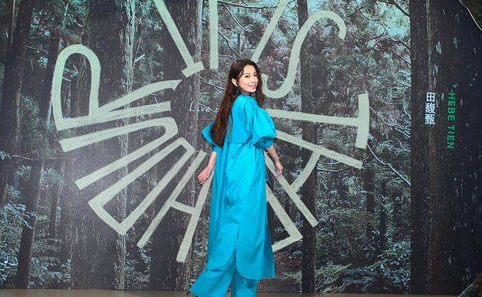 田馥甄 Hebe田馥甄久违露面!穿宝石蓝长裙肿得像孕妇,打扮臃肿太浪费身材