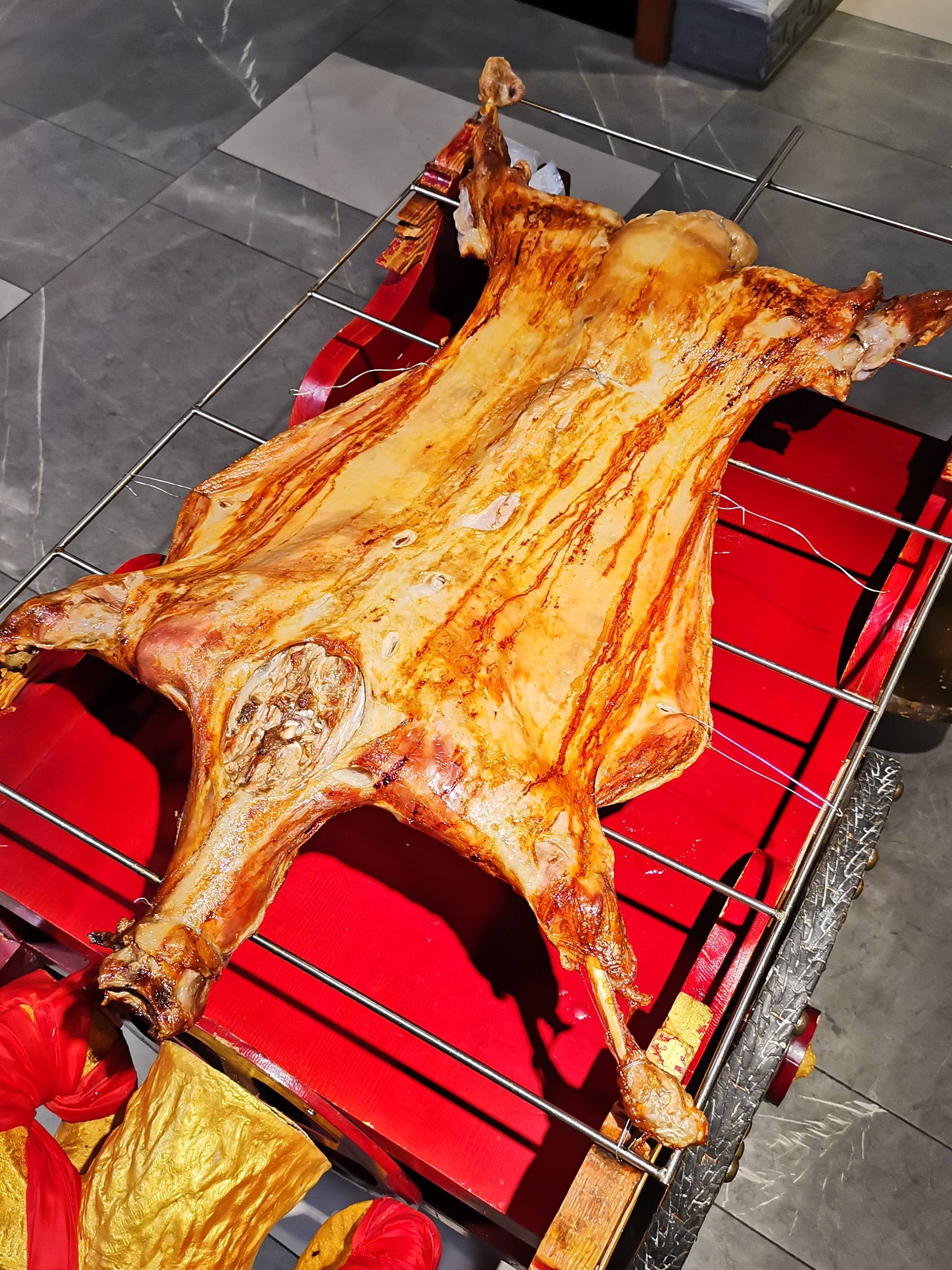 一整只烤全羊,上菜十分有仪式感,手推车 敲锣打鼓 西北民乐,登场就