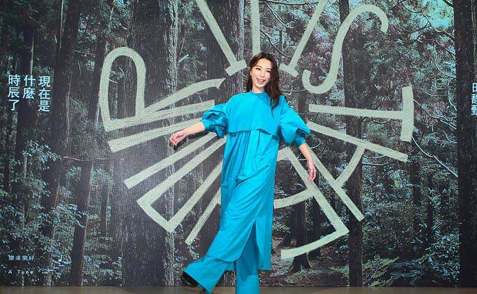 田馥甄 Hebe田馥甄久违露面!穿宝石蓝长裙肿得像孕妇,打扮臃肿太浪费身材