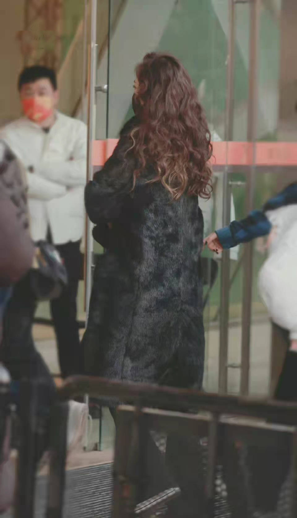 帆布鞋 杨幂穿黑色仿皮草单排扣长大衣配帆布鞋,卷发飘逸,简约保暖又高贵