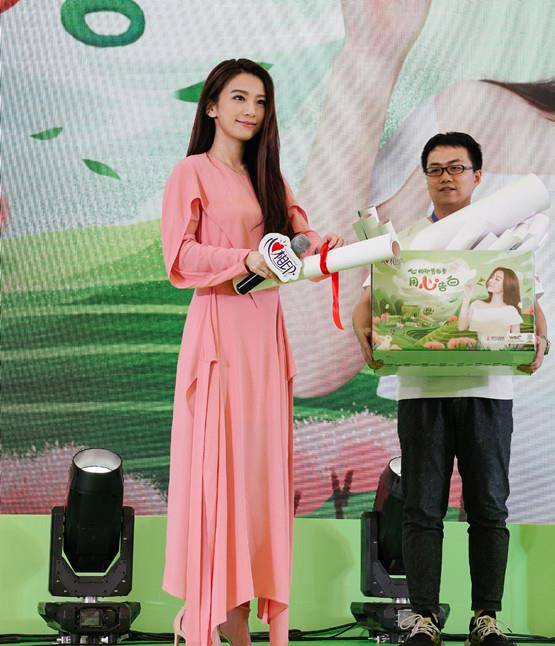 田馥甄 Hebe田馥甄久违露面!穿宝石蓝长裙肿得像孕妇,打扮臃肿太浪费身材