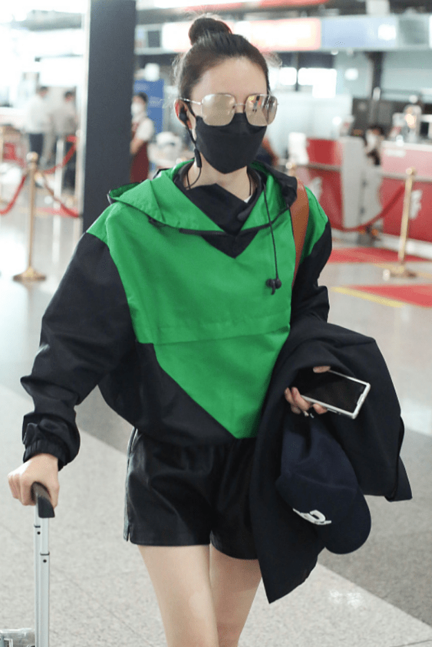 夏季节 王丽坤的身材也太瘦了，穿长筒靴看着空荡荡的，双腿真是太细了