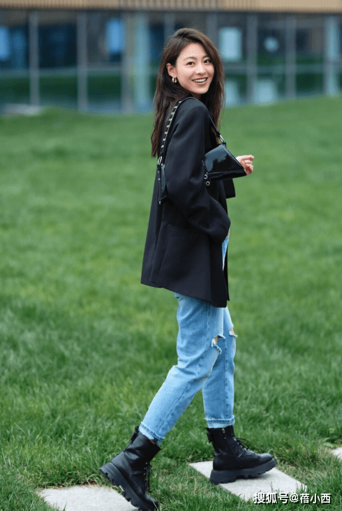 小白 尽量少穿小白鞋了,有些烂大街,看看这3双鞋子,时髦又洋气