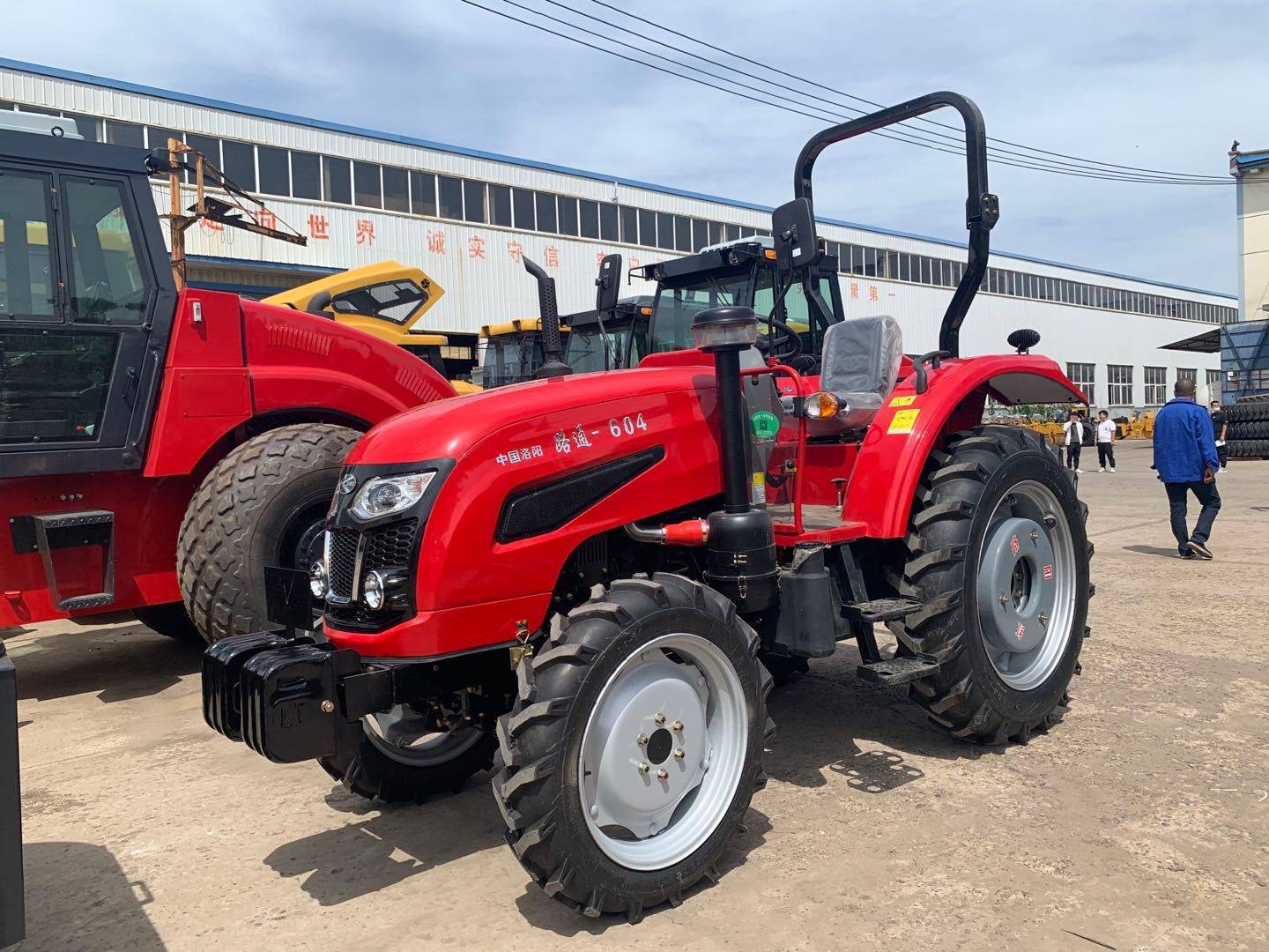 洛阳路通拖拉机拉风敞篷款,70-140马力四驱轮拖可选_拖拉机_洛阳
