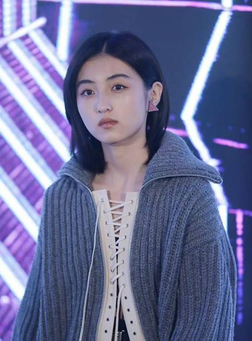 作为00后无性别着装的代表人物,张子枫私服风格已经形成了鲜明的个人