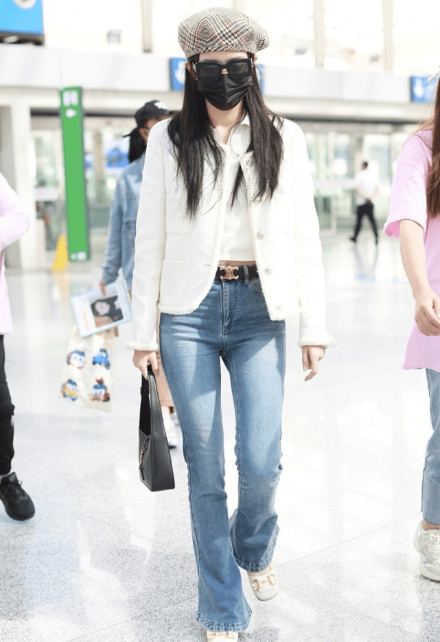 设计 徐璐穿小香风也要秀蜂腰,叠穿针织开衫露小腹,就是看着有点凉