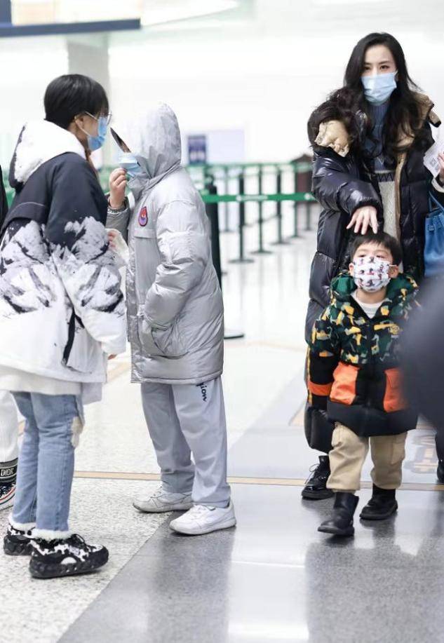 黑色 黄圣依心真大，拎20万包带3助理出街，却忙着逗小儿子忽略安迪