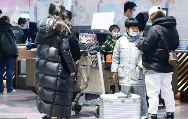 黑色 黄圣依心真大,拎20万包带3助理出街,却忙着逗小儿子忽略安迪