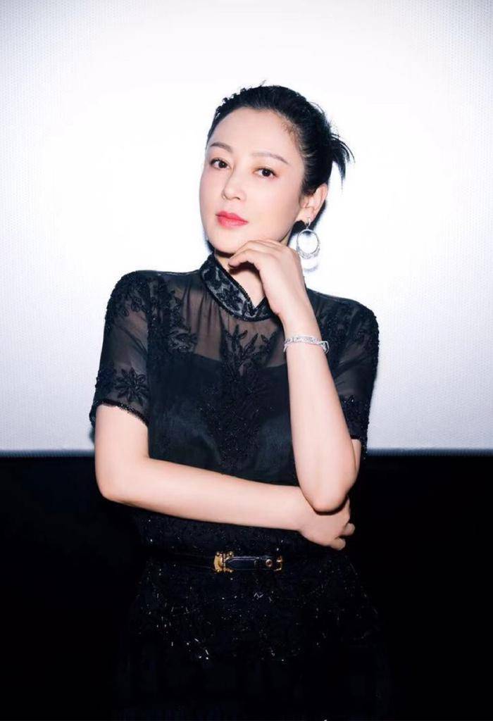 陈红终于不低调一袭露肩星空裙亮相活动气质不输当红小花