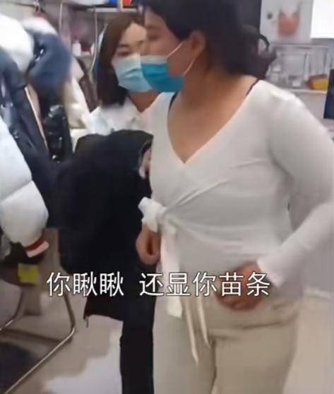 实话 女子试衣间走出衣服勒出数圈，老板娘使劲夸赞，朋友：睁眼说瞎话