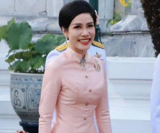 拉隆37岁诗妮娜拎得清，拒绝穿“妾室粉”礼服，选择粉紫色当御用色