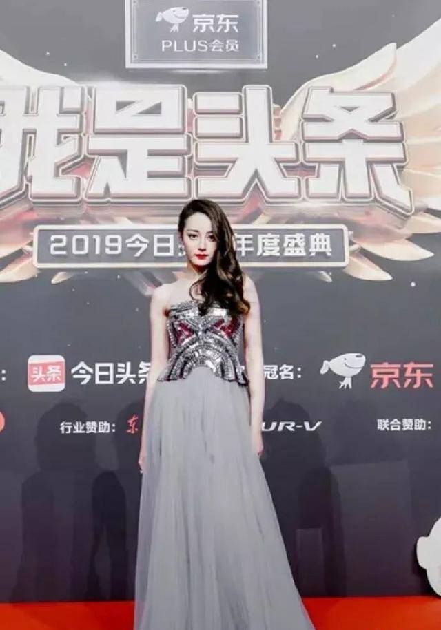 因为杨紫惊艳亮相却被肖战艳压？原来他美貌真的不如李现？