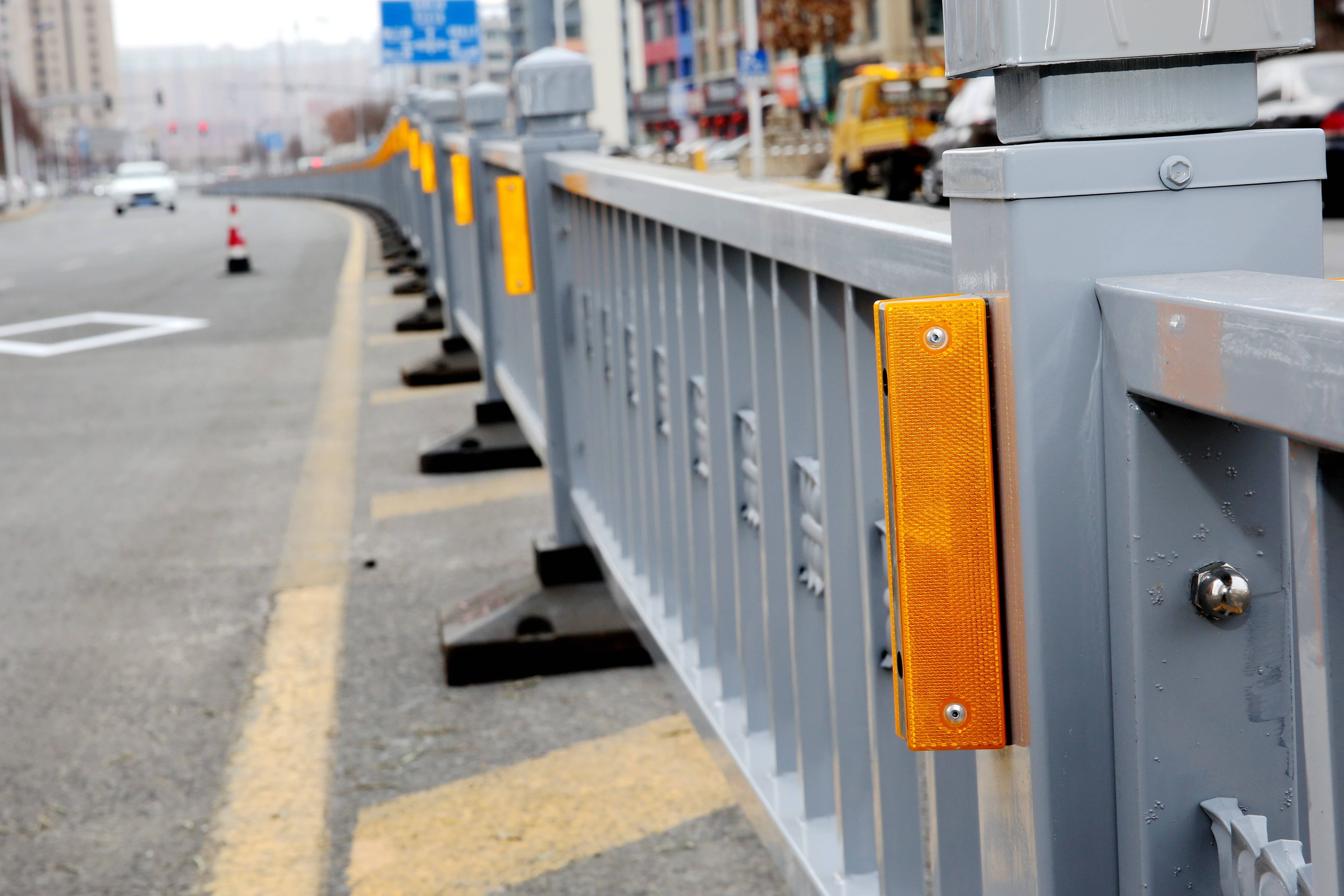 哈尔滨计划增设16万延长米新式交通隔离护栏_人行横道_行人_市民