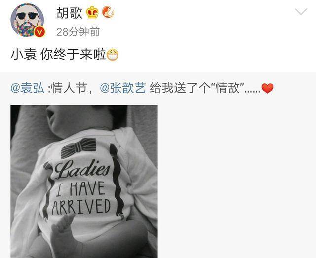 袁大头张歆艺晒母子同框，儿子的小肉手摸着妈妈的脸睡着了，画面超有爱