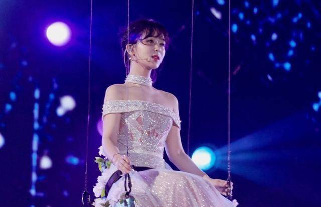 因为杨紫惊艳亮相却被肖战艳压？原来他美貌真的不如李现？