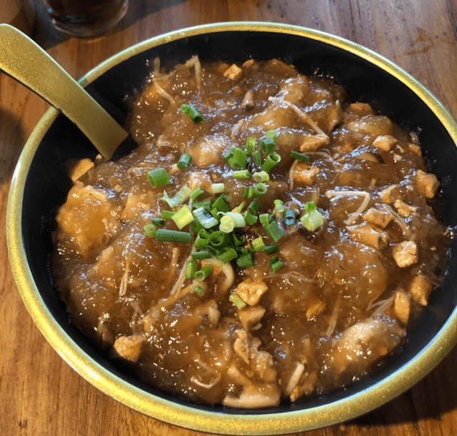 一,缙云敲肉羹敲肉羹是浙江省丽水市缙云县的特色名吃,经过敲打的肉片