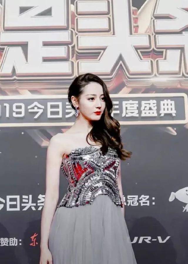 因为杨紫惊艳亮相却被肖战艳压？原来他美貌真的不如李现？