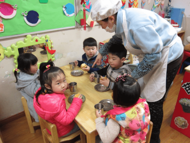 午餐|宝妈晒出幼儿园伙食，8元午餐引发热议，家长：不能光图便宜啊