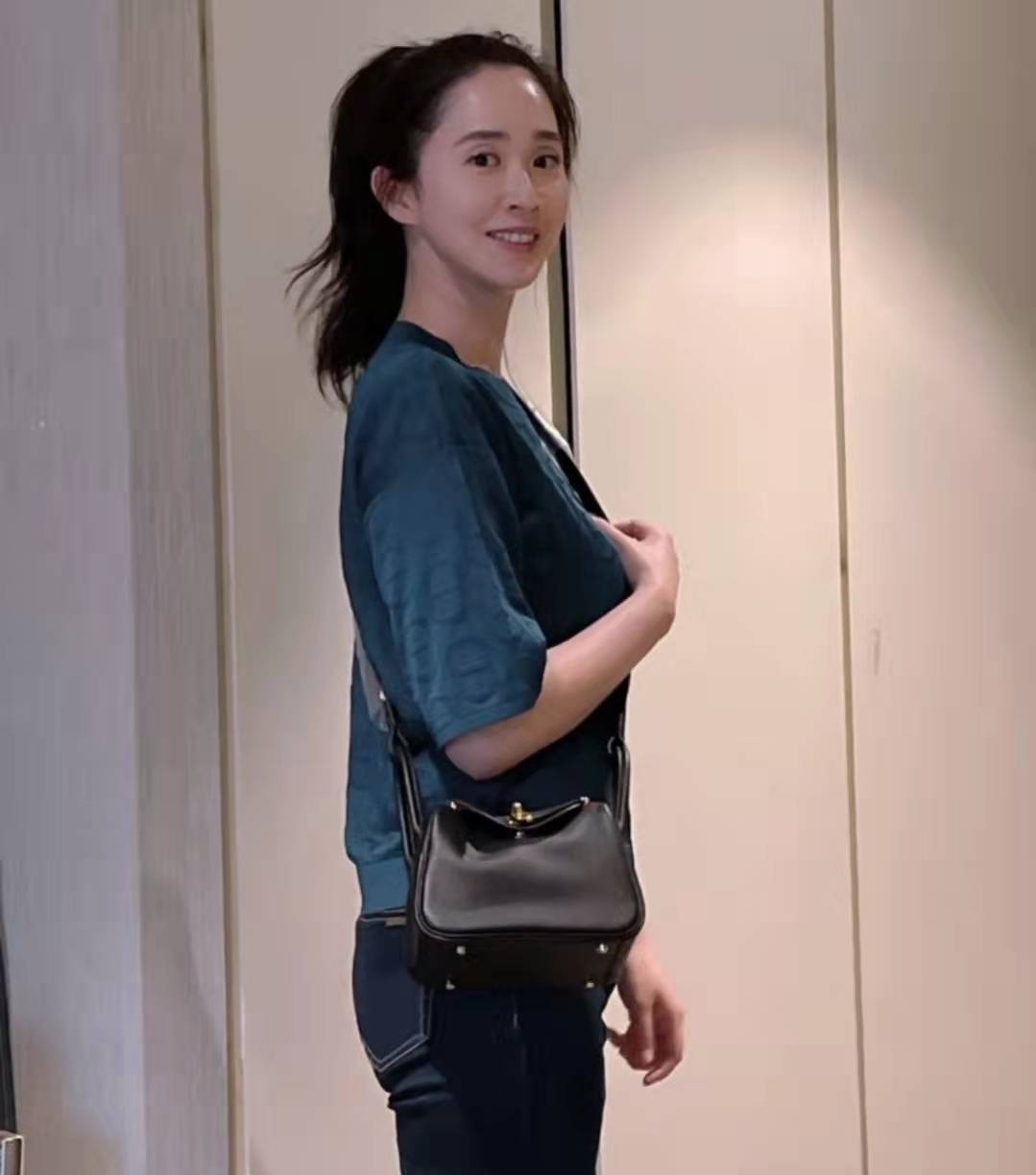 香港知名男星太太过度炫富引负评,爱买冷门款被嘲无品_王妤娴_陈晓东