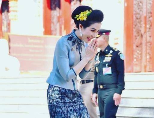 拉隆37岁诗妮娜拎得清，拒绝穿“妾室粉”礼服，选择粉紫色当御用色