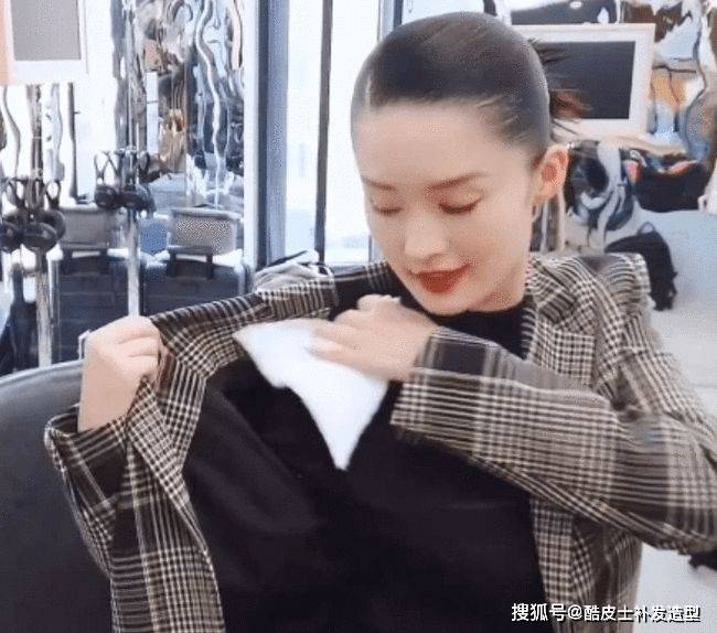 假发女明星用假发垫肩就算了，男明星还用假腹肌？贵圈还有什么是真的