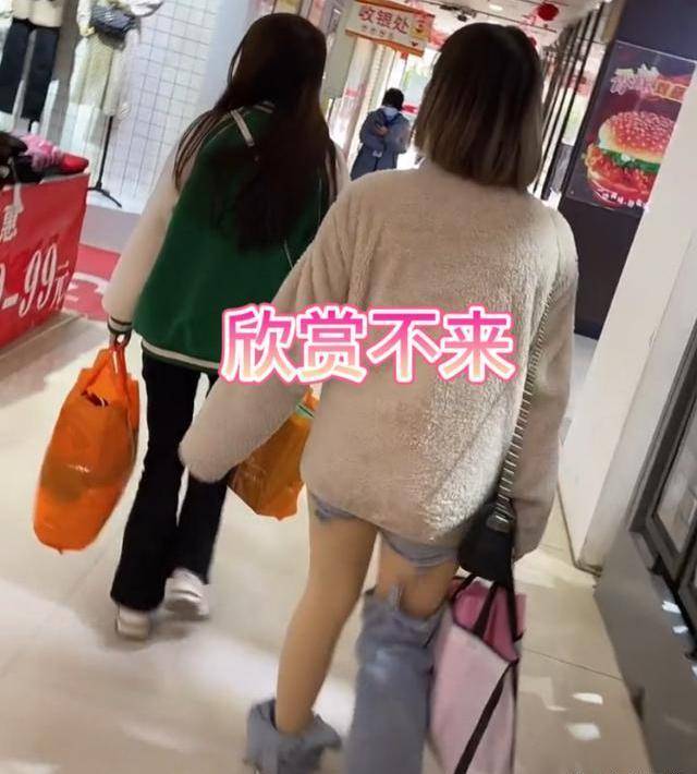 网友 广西女子穿牛仔裤走路，裤腿掉地上引热议，网友：太时尚欣赏不来