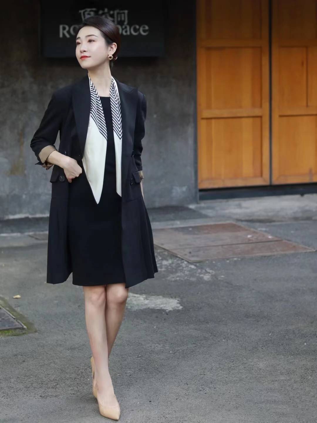 女士 女士冬天如何穿正装，几个搭配小技巧，优雅又保暖，真的挺显气质