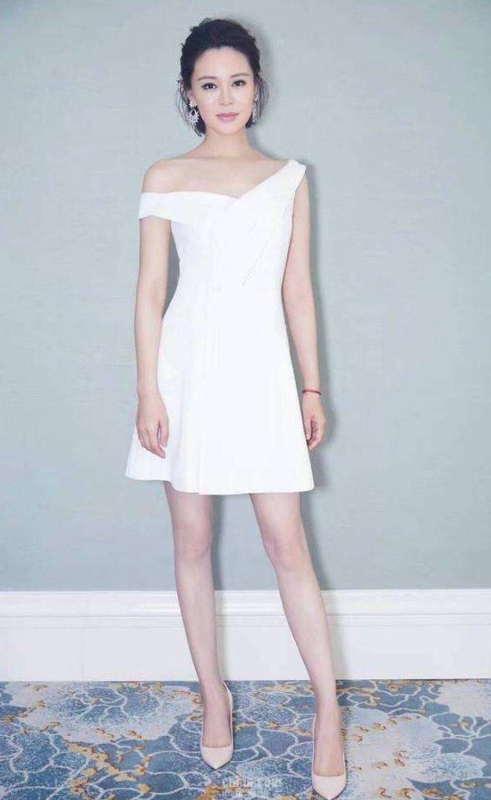 服装 佟大为一家5口拍合影，三娃和爸共用一双眼，关悦穿旗袍最抢镜