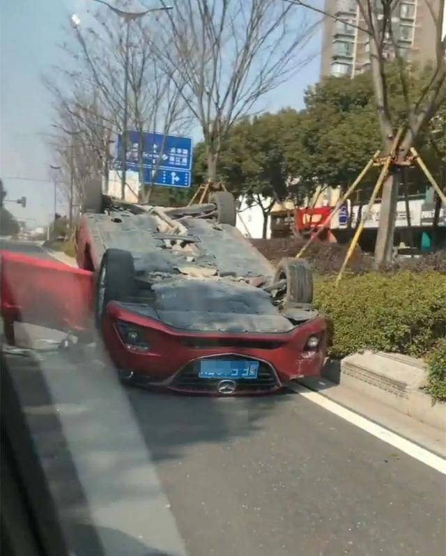 嘉兴发生天价车祸公交车加塞不成撞到劳斯莱斯
