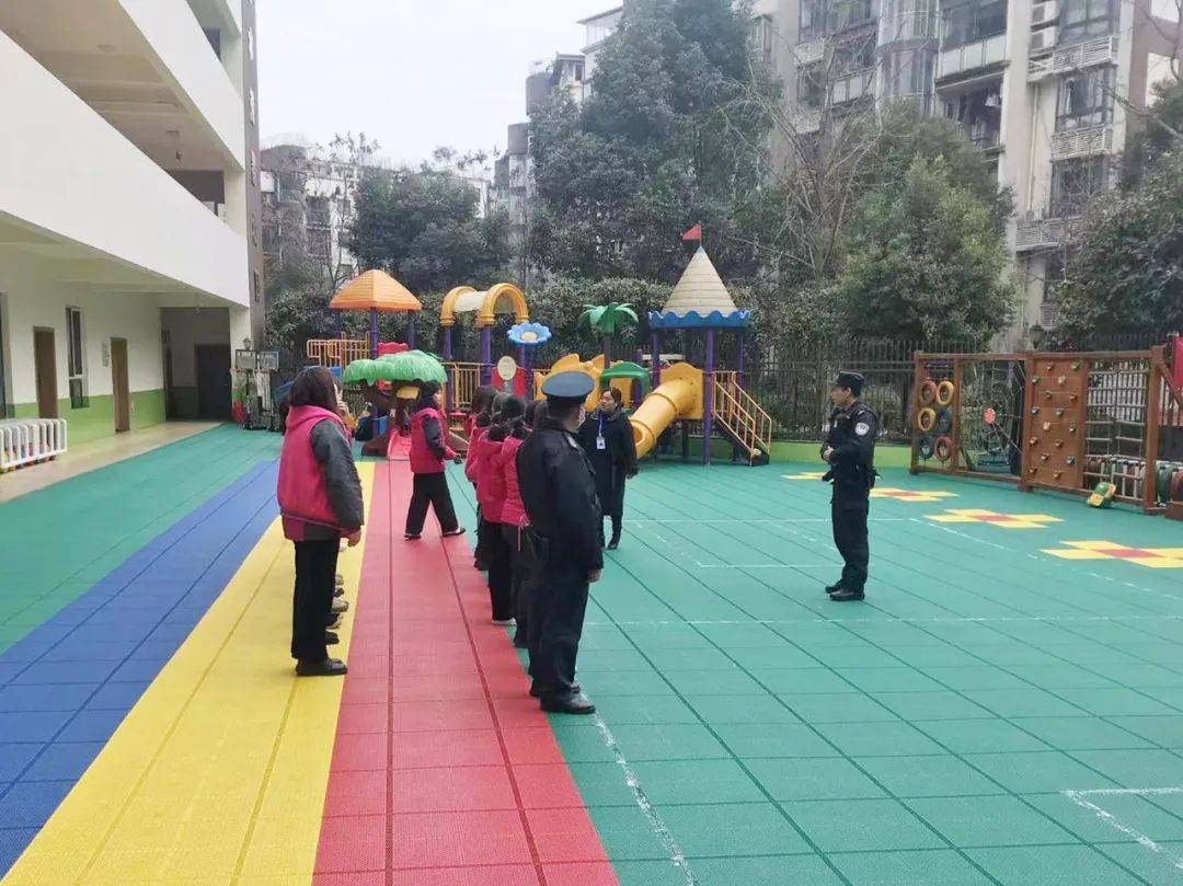 校园|铜梁警方：民警进幼儿园开展反恐防暴演练