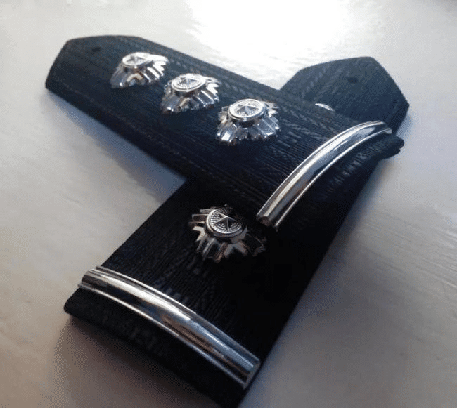 肩章从直板式改成弧形肩章好啦,以上就是99式改版的小秘密,细心的你